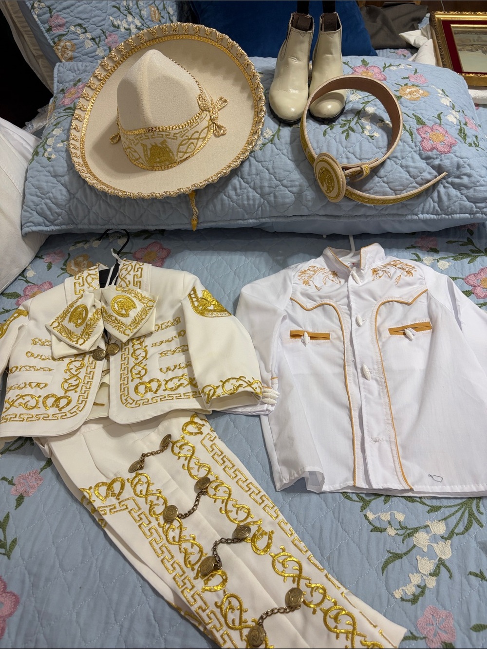 Charro Boy 8 Pc Size 2
Cream/Gold Hat BowTie Jacket Vest Shirt Pants Boots Belt